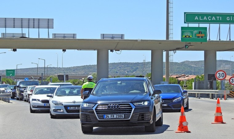 Ünlü tatil merkezi Çeşmeye bayramda 217 bini aşkın araç giriş yaptı