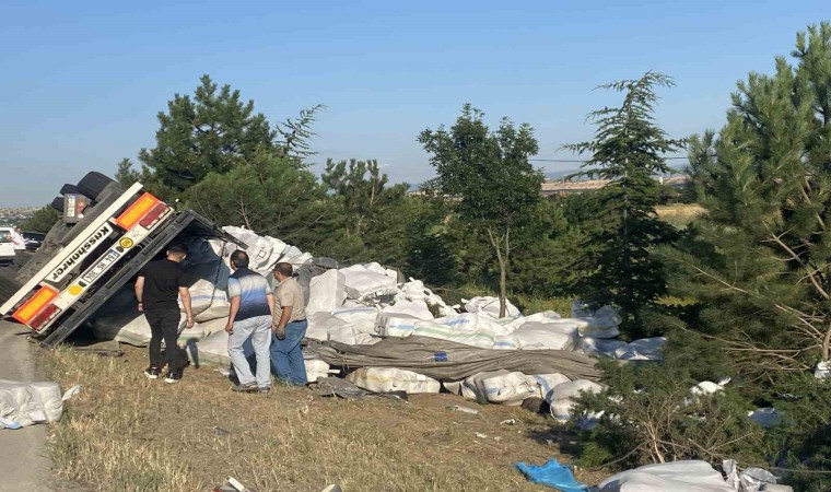 Uşakta iplik yüklü tır devrildi: 1 yaralı