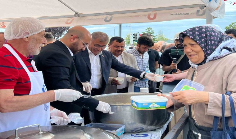 Üsküdar Belediyesi İstanbullularla aşure paylaştı