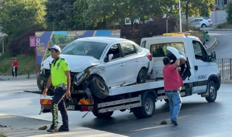 Üsküdar’da otomobil kaldırıma çarparak savruldu: 3 yaralı