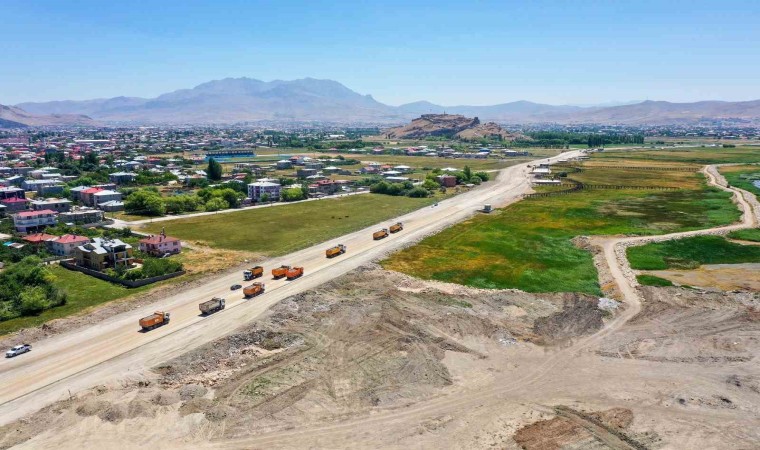 Van Gölünün gerdanlığı sahil yolunda hummalı çalışma