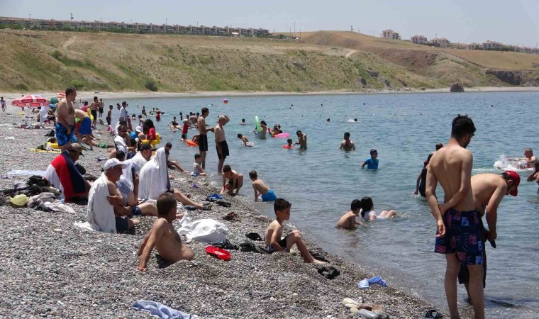 Van Gölünün mavi bayraklı plajında hafta sonu yoğunluğu