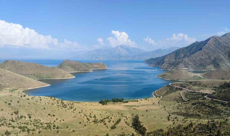 Van Gölünün saklı koyları ziyaretçilerini mest ediyor