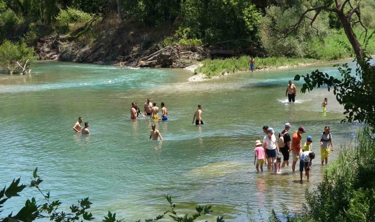 Yasak dinlemeyip tehlikeyi göze alarak Manavgat Irmağına girdiler