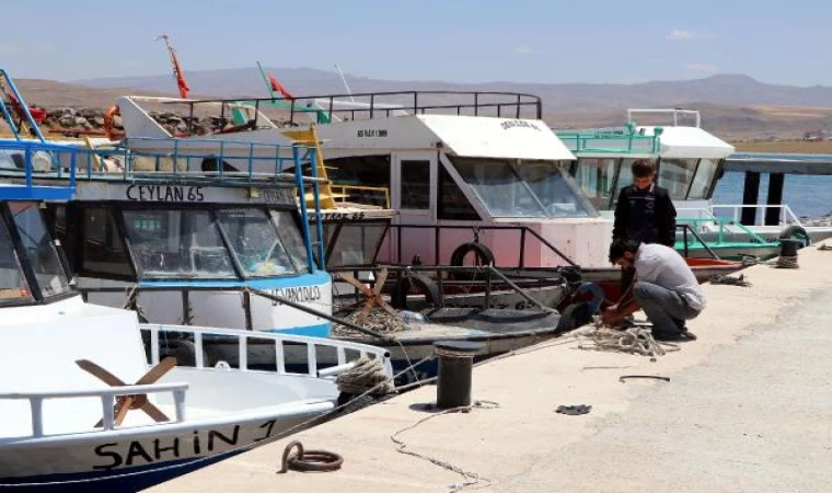 Yasak sona erdi; Van Gölü’nde balıkçılar ağlarını suya bıraktı