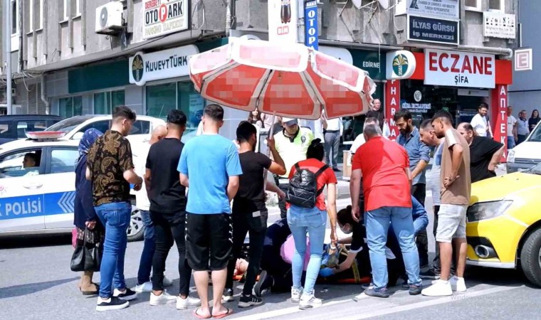 Yerde yatan yaralıyı şemsiye ile güneşten korudu