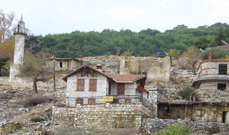 Yerleşim bölgesinin simgesi olan camisiz minareyi kaçak olarak yıktılar