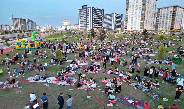 Yeşilyurt Mahallesinde açık hava sinema günlerine yoğun ilgi