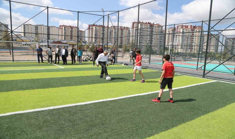 Yeşilyurt Park Alanını inceleyen Başkan Büyükkılıç, gençlerle buluştu