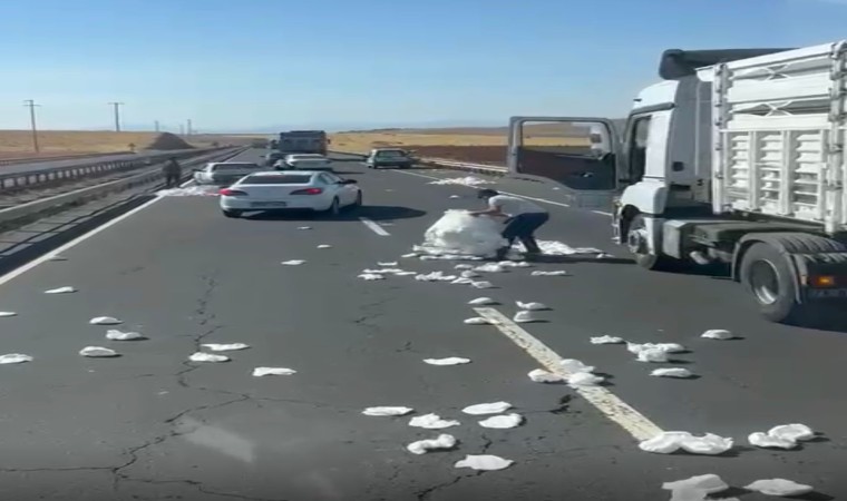 Yola savrulan çocuk bezlerini toplamak isteyen vatandaşlar trafiği tehlikeye soktu