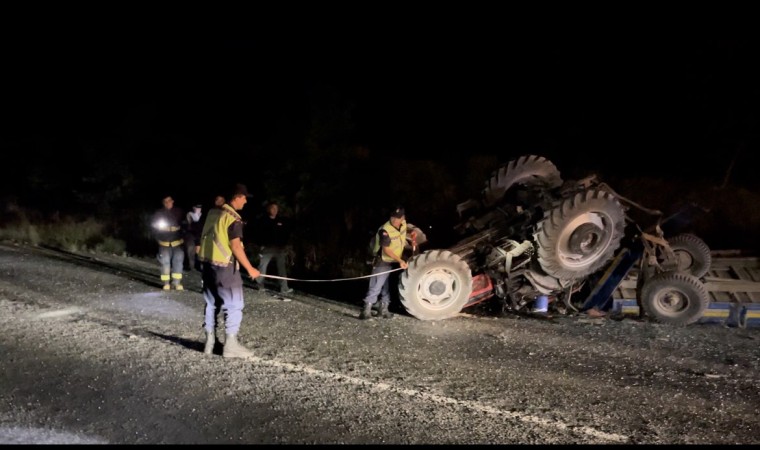 Yolcu otobüsü traktöre çarptı: 3ü ağır 6 yaralı