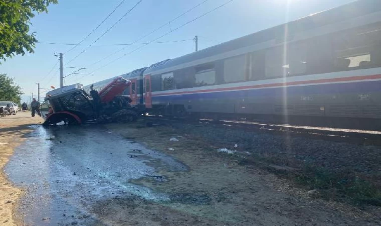 Yolcu treni, kontrolsüz hemzemin geçitte traktöre çarptı: 4 yaralı