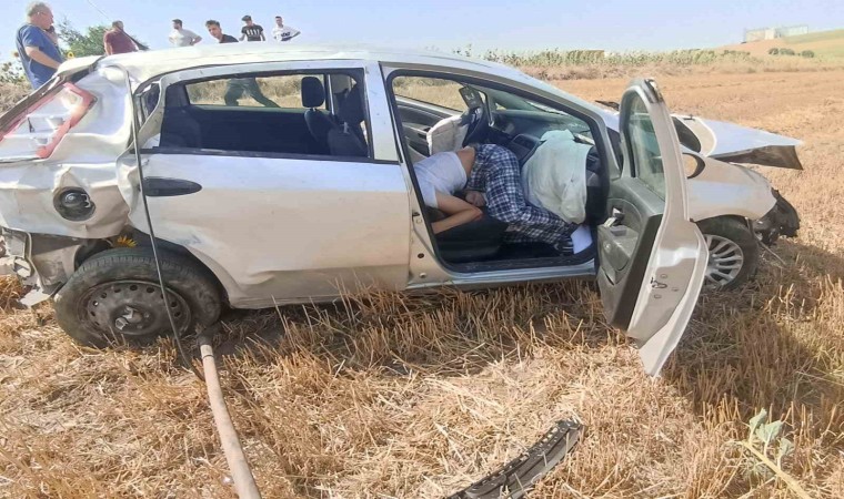 Yoldan çıkan otomobil tarlaya uçtu