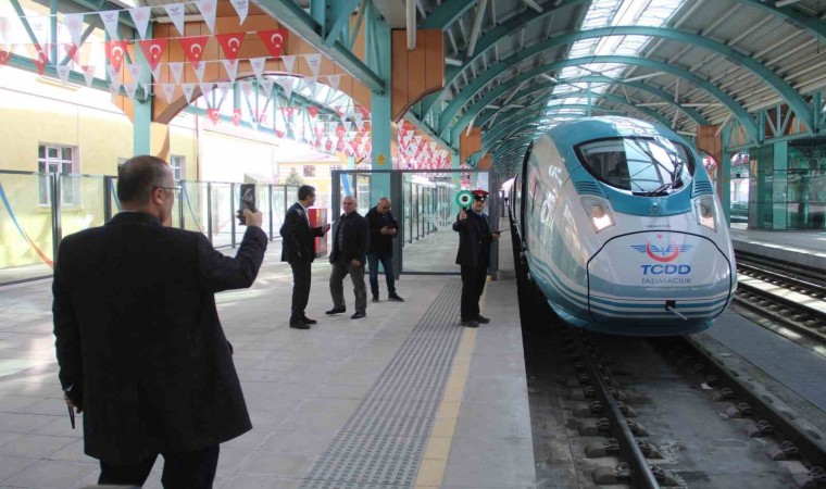 Yüksek Hızlı Tren ile Sivasa insan akını yaşandı