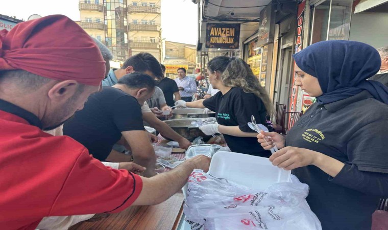 Yüksekovada aşure dağıtımına yoğun ilgi