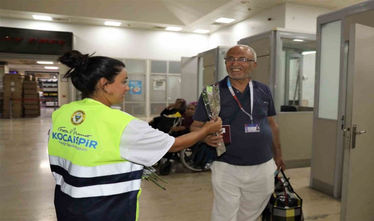 Yüreğir Belediyesi, hacıları güllerle karşıladı