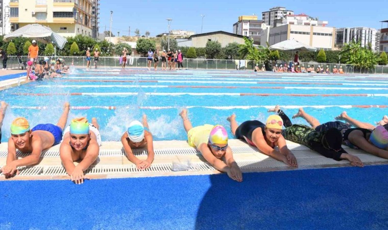 Yüzmeyi, olimpik yüzme havuzunda öğreniyorlar