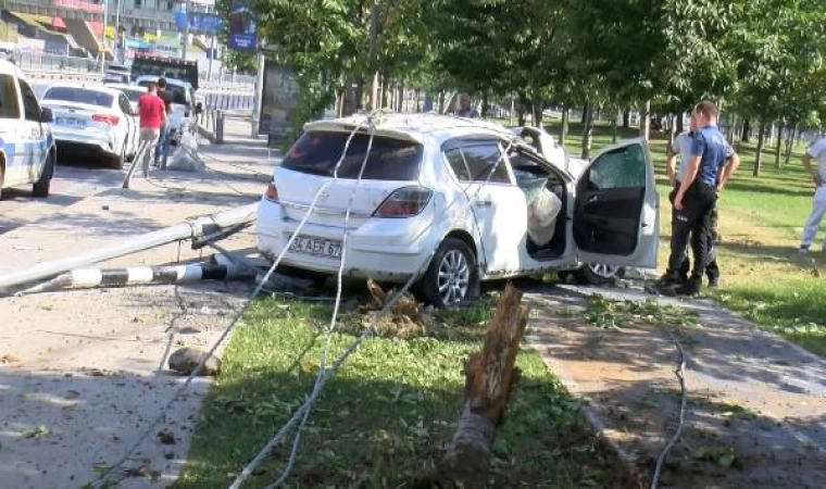 Zeytinburnu’nda bariyerleri aştı; ağaca çarparak durabildi