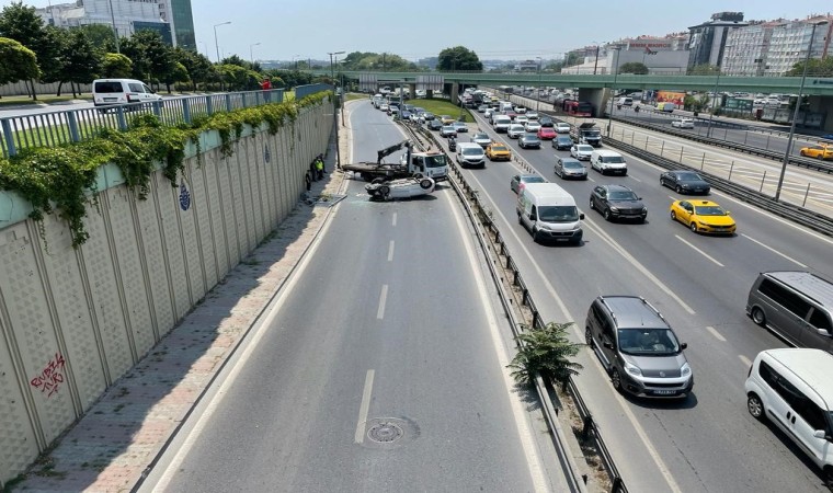 Zeytinburnunda feci kaza: Araç demir korkulukları aşıp yan yola düştü