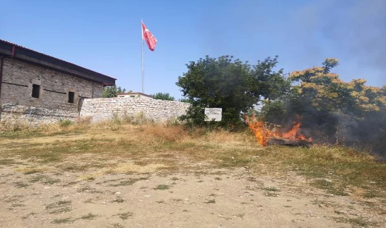 Zile Kalesi’nin eteklerinde yangın