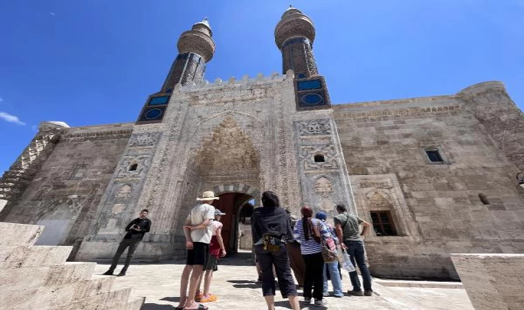 Ziyaretçi yoğunluğu yaşayan Gök Medrese, eğitime de kapılarını açıyor