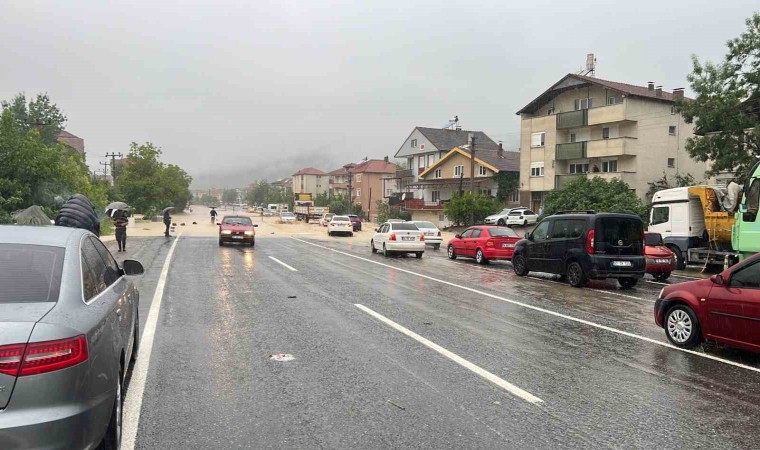 Zonguldakta karayolu sular altında kaldı