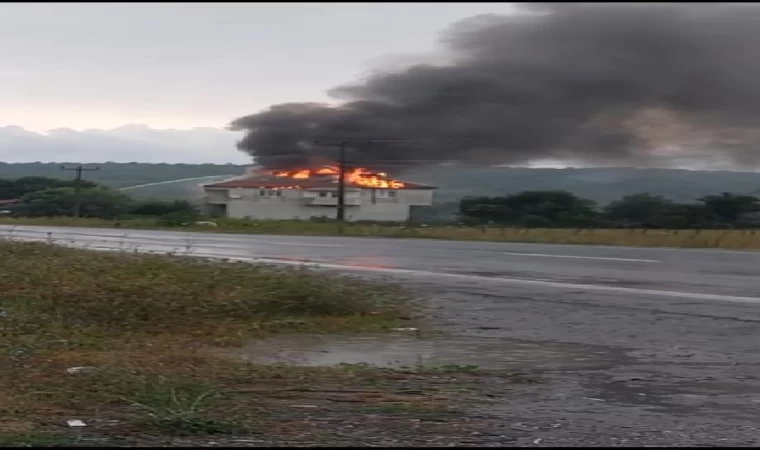 Zonguldak’ta yıldırım düşen evin çatısı yandı