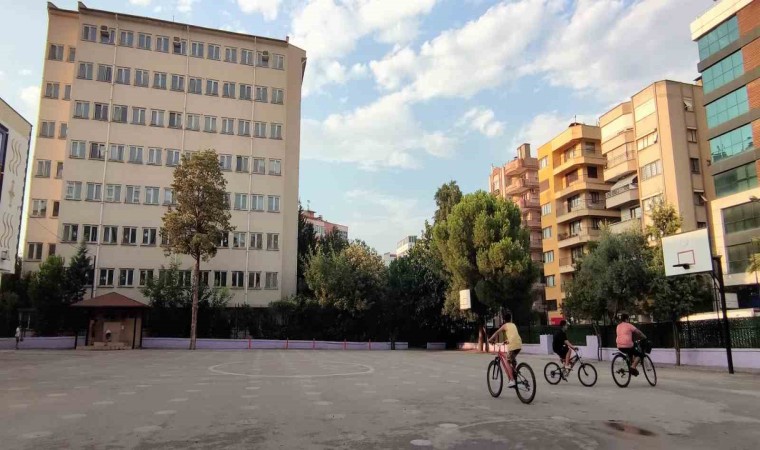 3 yıl önce boşaltılan müdürlük binası veliler ve mahalliyi tedirgin ediyor