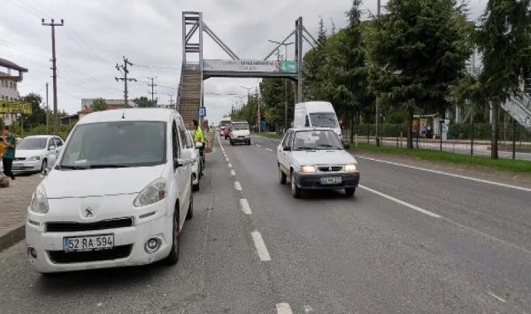 30 metre yakınındaki üst geçidi kullanmayan kadına otomobil çarptı: 1 yaralı