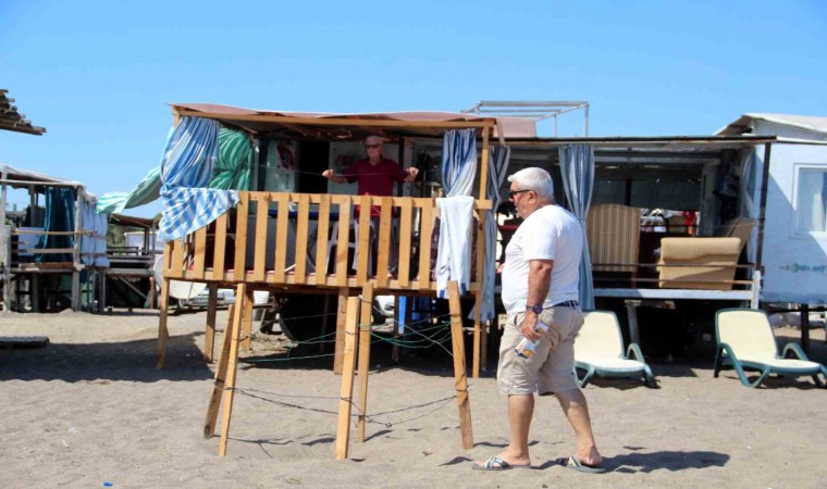 5 yıldızlı otellere komşu çardaklarda caretta caretta yuvalarını koruyarak tatil yapıyorlar