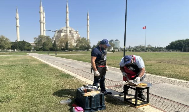 Adana’da hissedilen sıcaklık 50 dereceyi aştı: Güneşte tost pişti