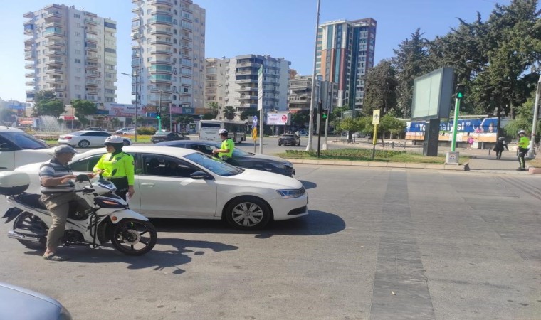 Adanada trafik ekiplerinden yaya uyarası