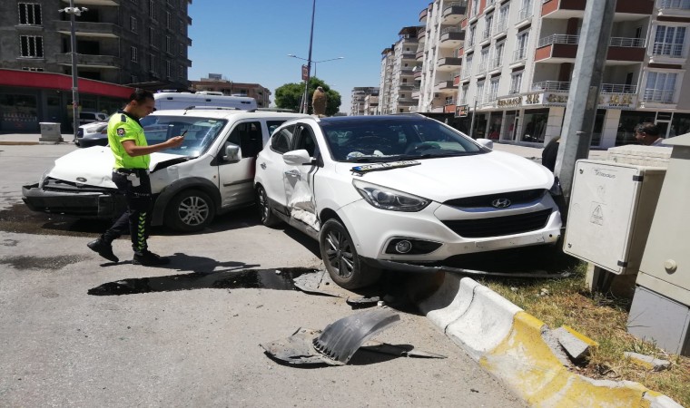 Adıyamanda 2 araç çarpıştı: 3 yaralı