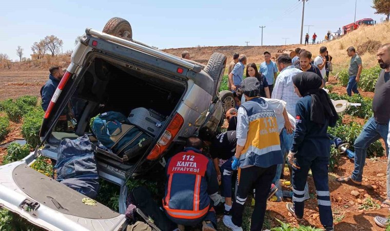 Adıyamanda hafif ticari araç şarampole düştü: 2si ağır 5 yaralı