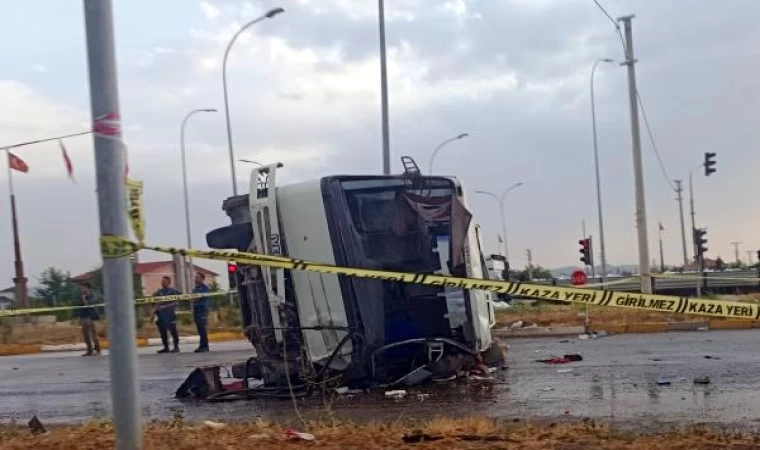 Afyonkarahisar’da kamyonet ile midibüs çarpıştı: 33 yaralı