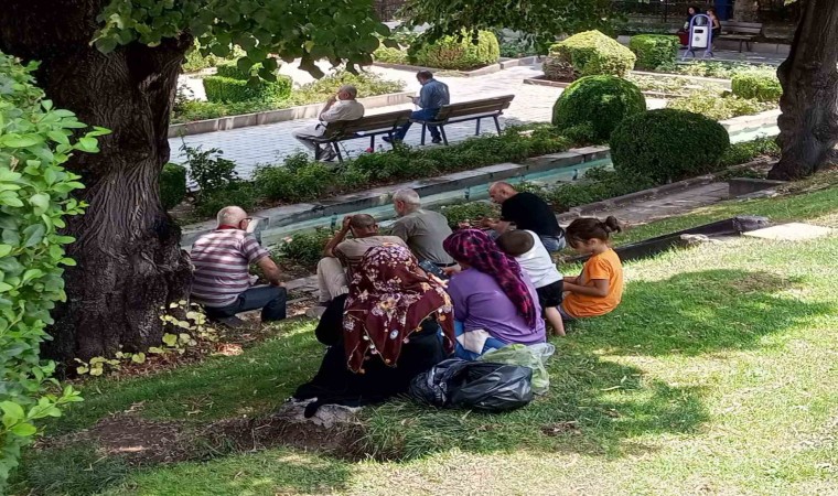 Afyonkarahisarda vatandaşların sıcak havayla imtihanı devam ediyor