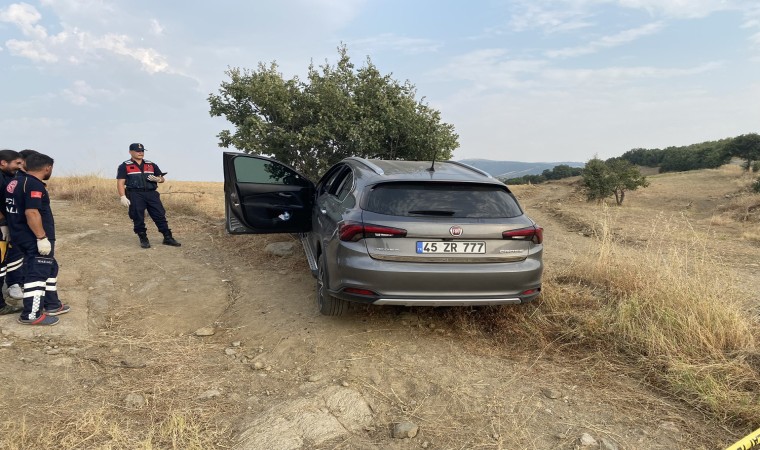 Ağaca çarpan otomobilde bilekleri ve boynu kesilmiş erkek cesedi bulundu