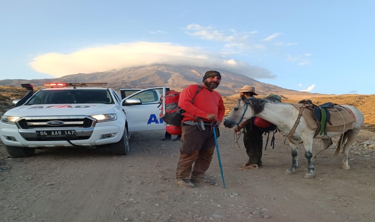 Ağrı Dağında rahatsızlanan dağcı hastaneye kaldırıldı