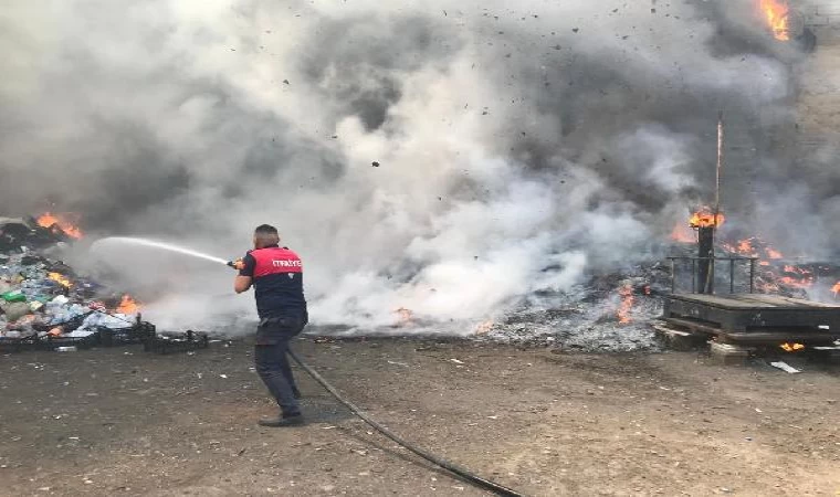 Ağrı’da ikinci el eşya dükkanı tamamen yandı