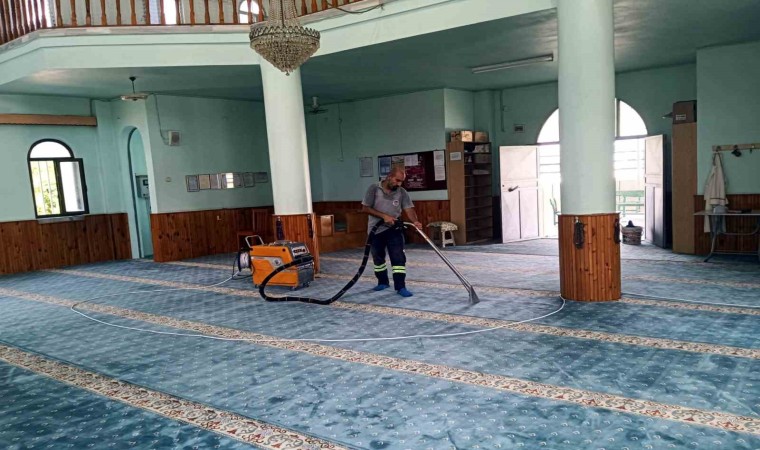 Akdenizde cami, okul ve parklara özel bakım