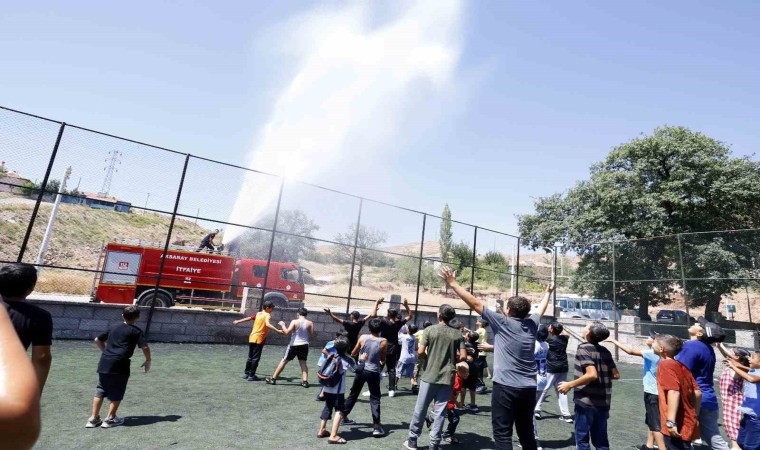 Aksarayda 41 derece sıcaklıkta bunalanları itfaiye su sıkarak serinletti