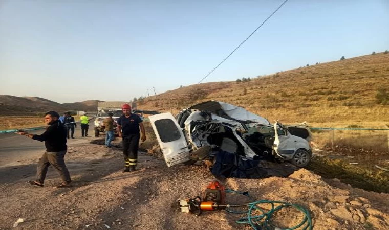 Aksaray’da hafif ticari araç ile kamyonet çarpıştı: 1 ölü, 4 yaralı