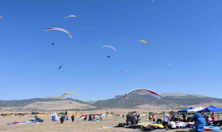 Aksaraydan atlayan paraşütçüler Karapınar semalarını renklendirdi