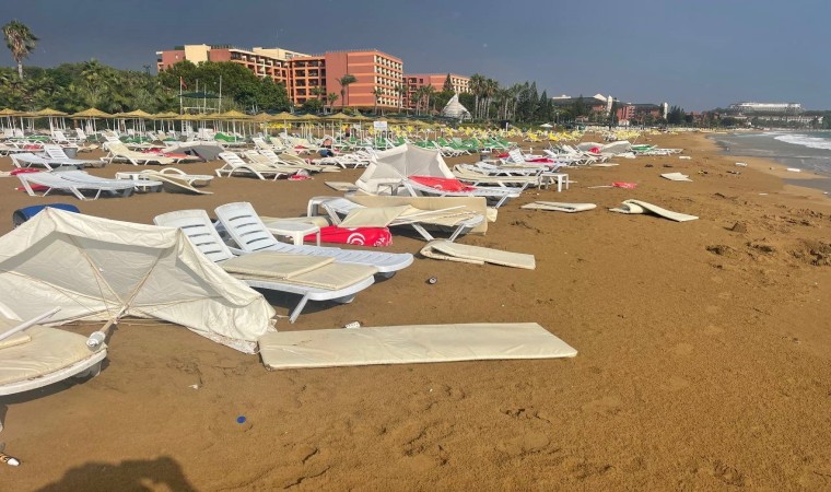 Alanya plajında tatilcilere sağanak yağış ve fırtına şoku