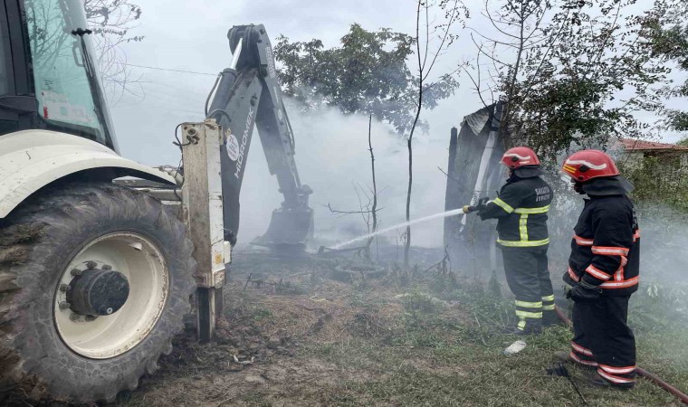 Alevlere teslim olan samanlık kül oldu