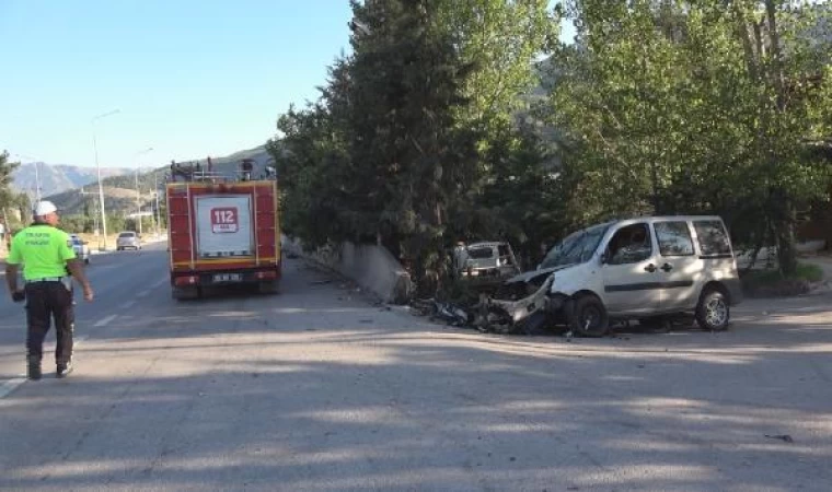 Amasya’da hafif ticari araç, beton bariyerlere çarptı; aynı aileden 3 yaralı