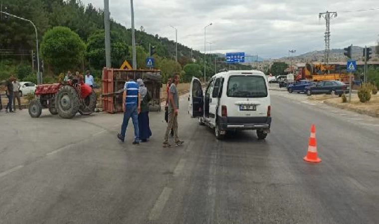 Amasya’da hafif ticari araç traktöre çarptı: 2’si çocuk 5 yaralı