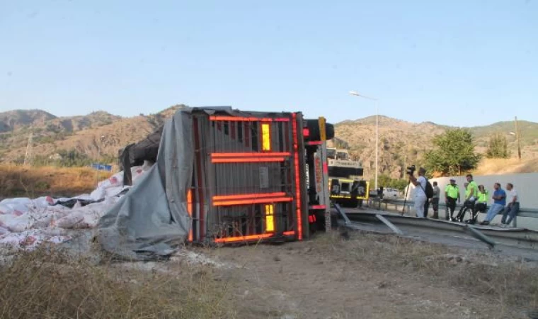 Amasya’da un yüklü TIR devrildi: 1 ölü