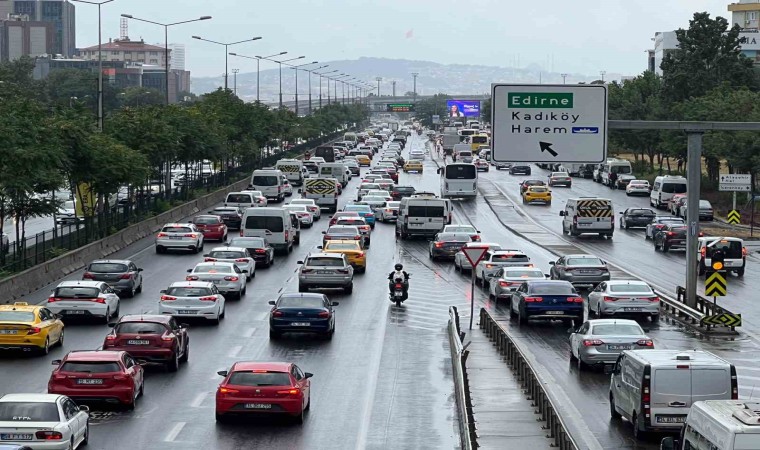 Anadolu Yakasında yağmur sonrası trafik yoğunluğu yaşandı