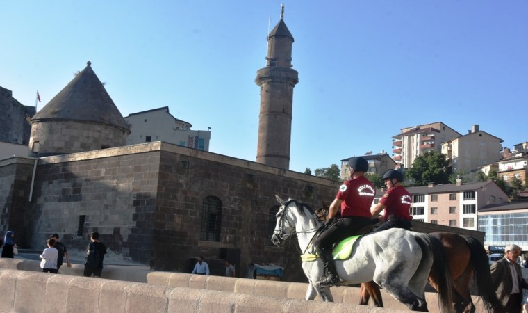 Ankara ve Van polis atlı birlikleri Bitlisin tarihi sokaklarında devriye attı